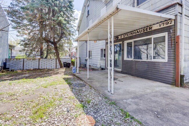 Building Photo - Available MAY 2026 - Beautiful, LARGE 4+ bedroom/2 bath GEM in South Side Slopes!