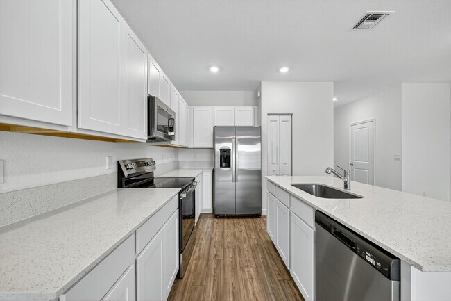 Building Photo - 305 SE Crossoak Ln
