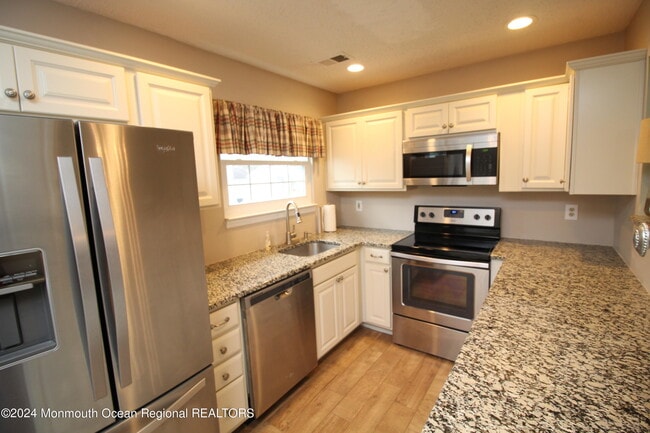 Building Photo - 145 Pine Oak Blvd