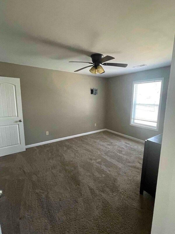 Building Photo - 206 Maple Dr