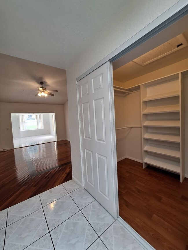 Building Photo - Spacious 4-Bed, 3-Bath Belle Isle Home wit...