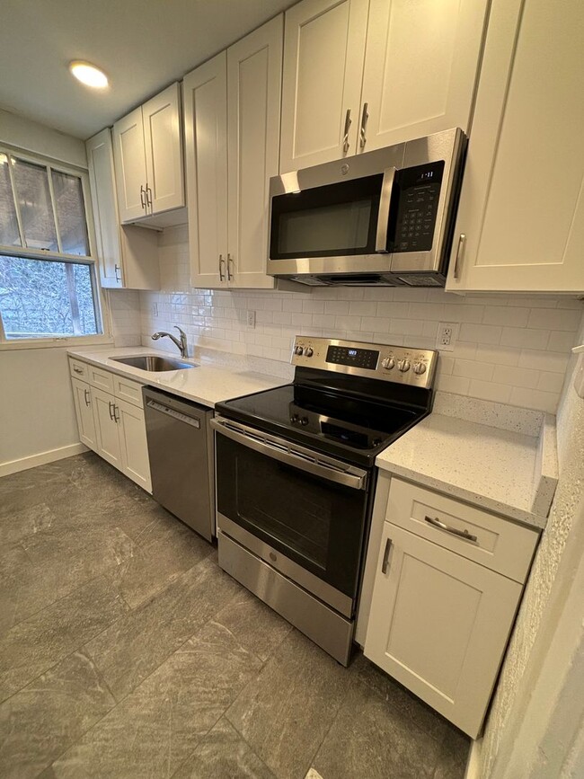 Building Photo - Remodeled 3 Bedroom Home - Available Now!