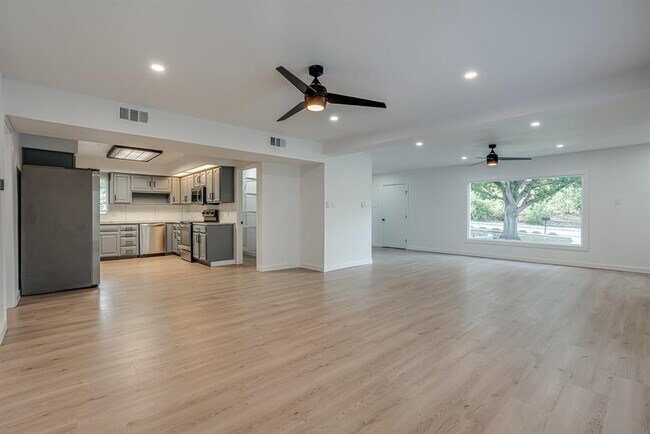 Building Photo - 568 W Quill Dr