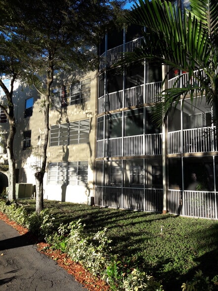 Screened Balcony - 1670 NE 191st St