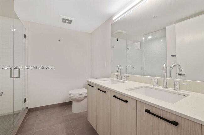Building Photo - 1500 Bay Dr E