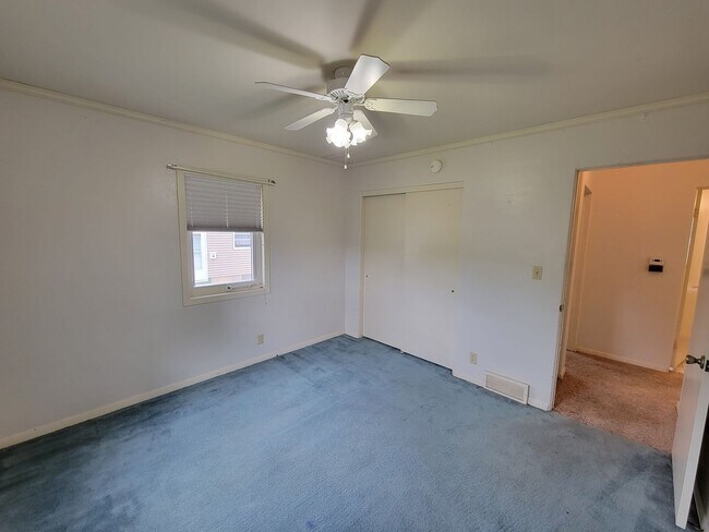 Building Photo - 4 bedroom 2 bath near campus!