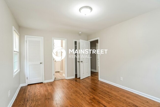 Building Photo - 4 Bedroom Pet-Friendly Home in Charlotte, NC with Main Street Renewal