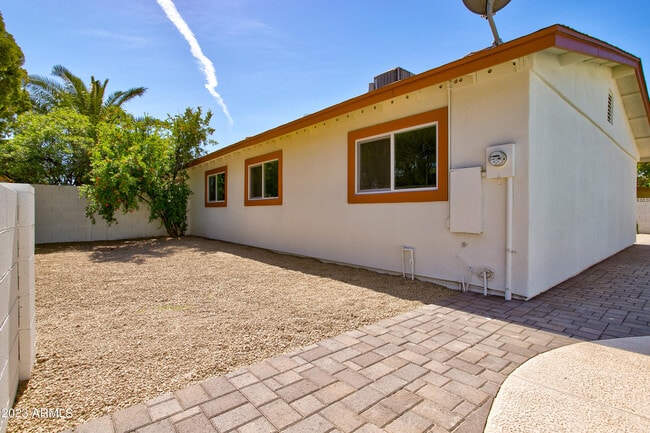 Building Photo - 4806 S La Rosa Dr