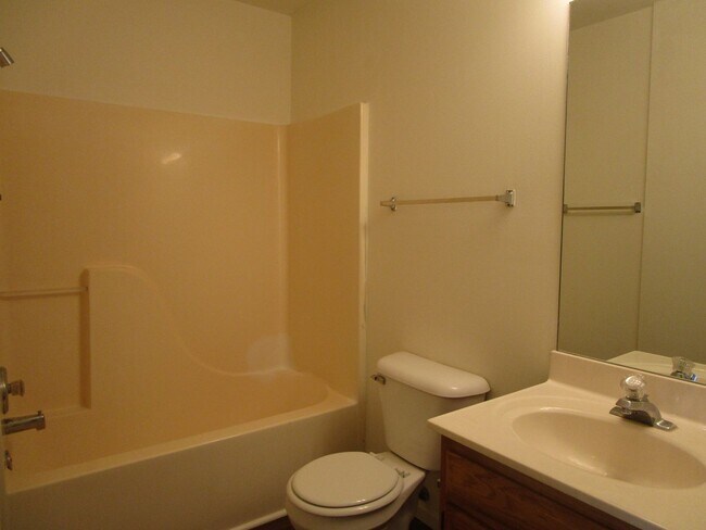 Building Photo - 5004-5006 Betty Jean Way