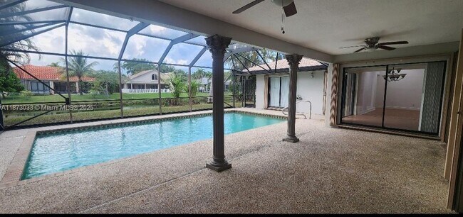 Building Photo - 10789 NW 9th Ct