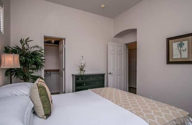 Building Photo - Gorgeous furnished property at the Legacy!...