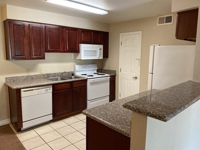 Building Photo - 3 Bedroom 2 bath condo located on second floor.