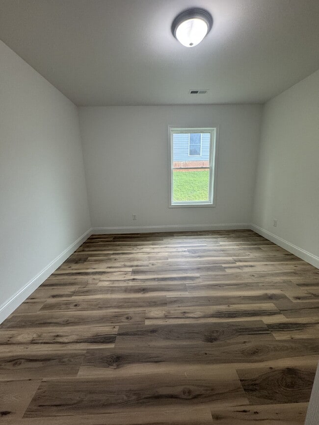 Building Photo - "Charming 3-Bedroom Retreat with 2 Full Ba...