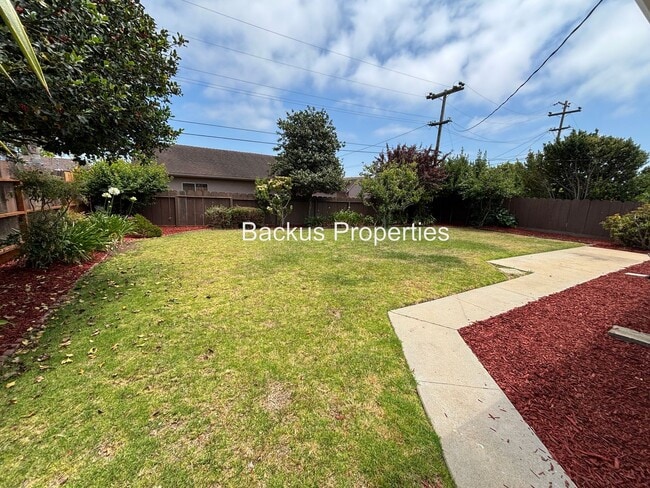 Building Photo - Three bedroom North Salinas Home on Linwoo...