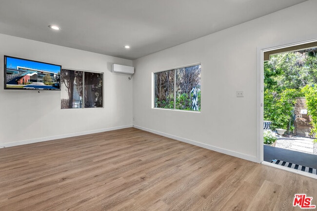 Building Photo - 738 Westmount Dr