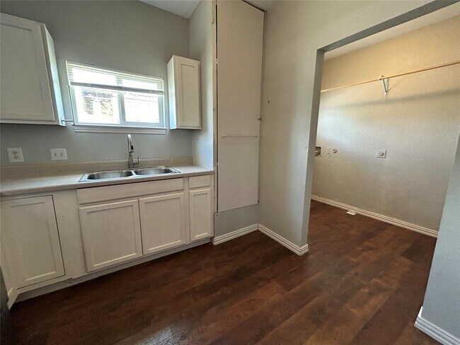 Building Photo - 400 Symes St