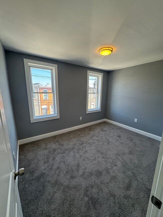 Building Photo - Charming Rowhome with Modern Touches in Ea...