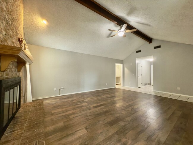 Building Photo - House For Rent