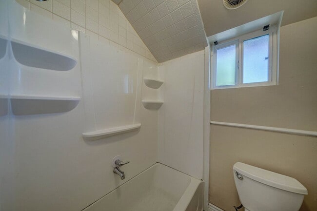 Building Photo - 2133 W Morten Ave