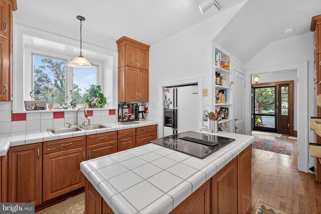 Building Photo - 420 W Cork St