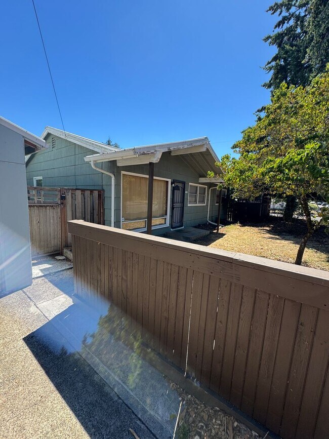 Building Photo - Freshly Updated 3 Bedroom 1 bath Home with Garage, Fenced Yard & Pet Friendly!