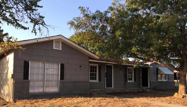 Building Photo - 2/2 on 9 acres horse property