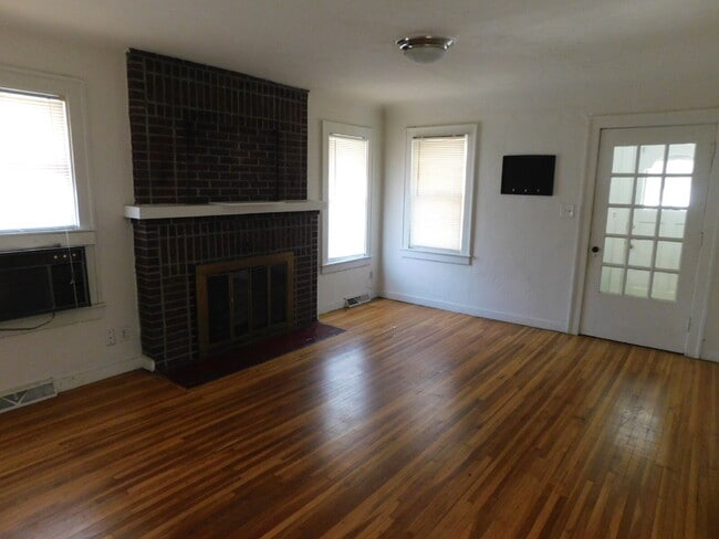 Building Photo - Lower Unit Duplex Walking Distance to Downtown Birmingham
