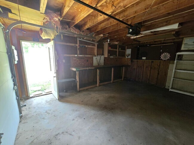 Building Photo - YOU CAN STOP YOUR SEARCH! Jeffersontown / Jtown Rental with 3 Bedrooms, 1 Full Baths, Ranch, 1 Ca...