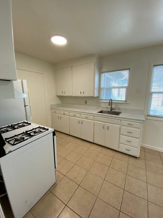 Building Photo - Rent Reduction!! 1bed/1bath Duplex within walking distance of Downtown Fairfield