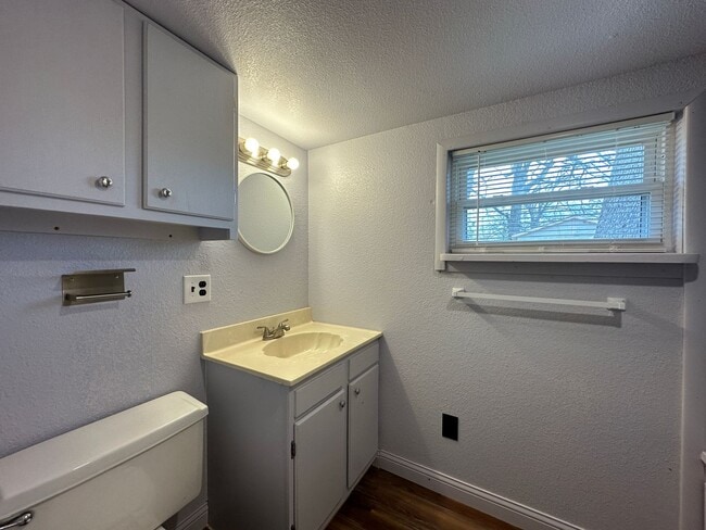 Building Photo - Charming 3 Bedroom / 2 Bathroom (1176 sf)