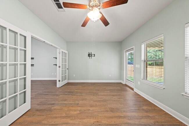 Building Photo - 208 Foxchase Way