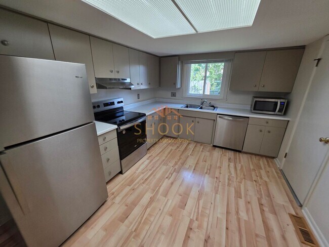 Building Photo - Cozy 3 BR Home in Convenient Location - Sh...