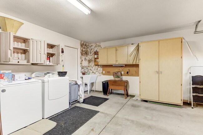 Building Photo - Charming Country Rose Home Located in Sun ...