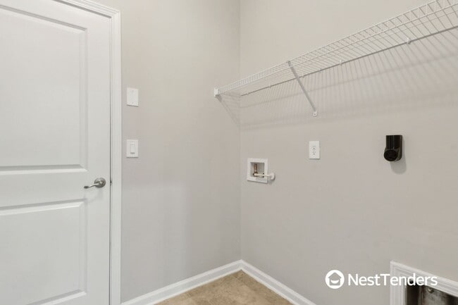 Building Photo - Five Bedroom Beauty in Plummer Creek!