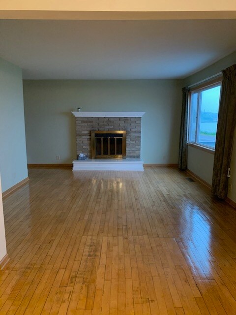 Living Rm. - 807 Bayshore Dr