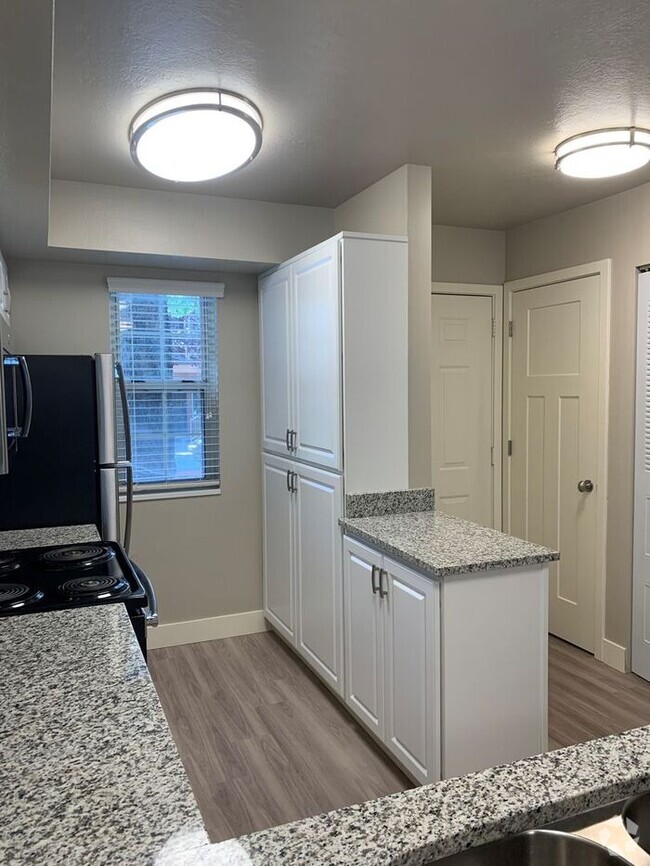 Building Photo - Beautiful Open Concept Two Bedroom Townhou...