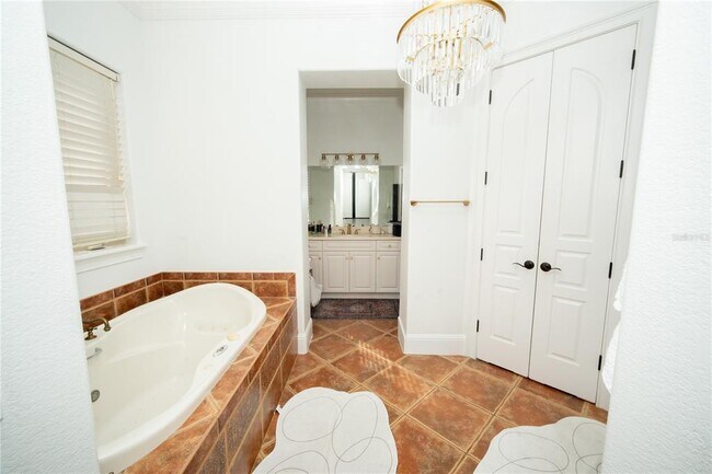 Building Photo - 719 Eastlawn Dr