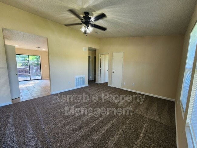 Building Photo - 927 Meadowlark Cir