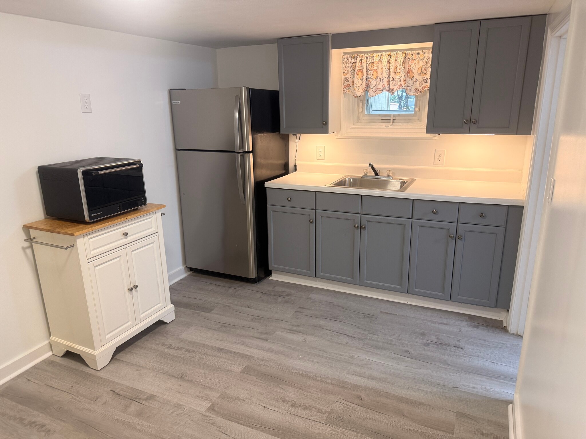 Kitchen Lounge (13' x 9') - 201 Ridge Ave