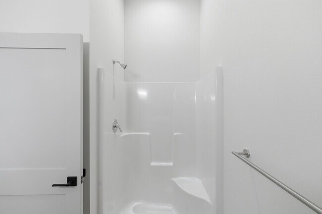 Building Photo - MOVE IN SPECIAL - NEWLY RENOVATED DOWNTOWN SALEM ONE BEDROOM