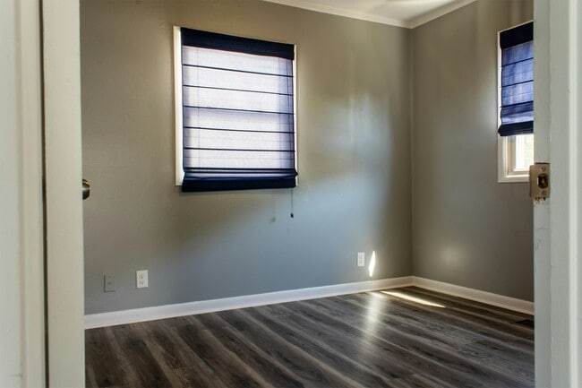 Building Photo - 1617 Crestmont Dr