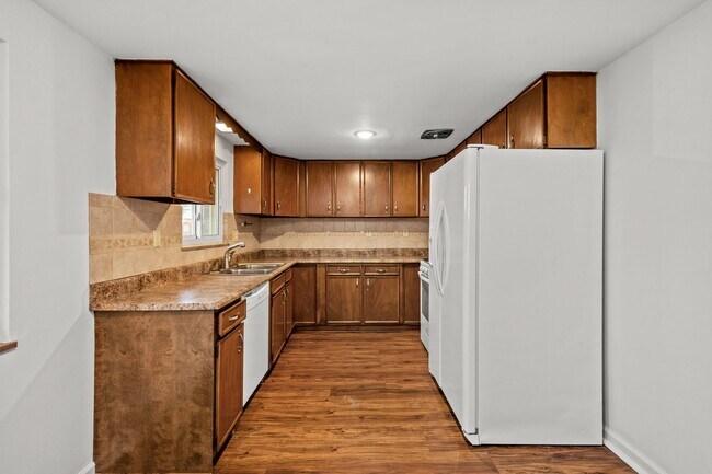 Building Photo - $200 OFF RENT FOR YOUR FIRST THREE MONTHS!...