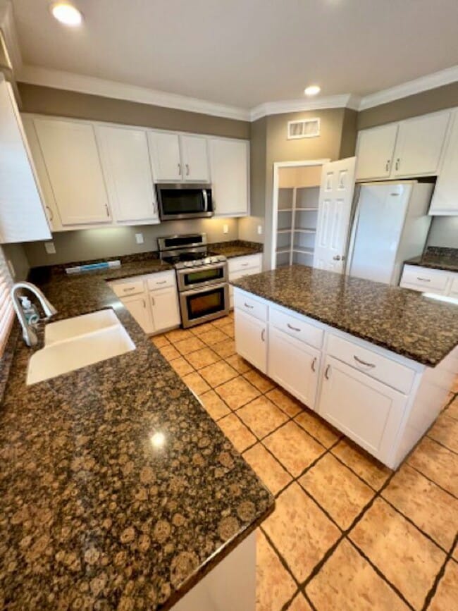 Building Photo - Beautiful Corona Pool Home with 4 bedroom ...