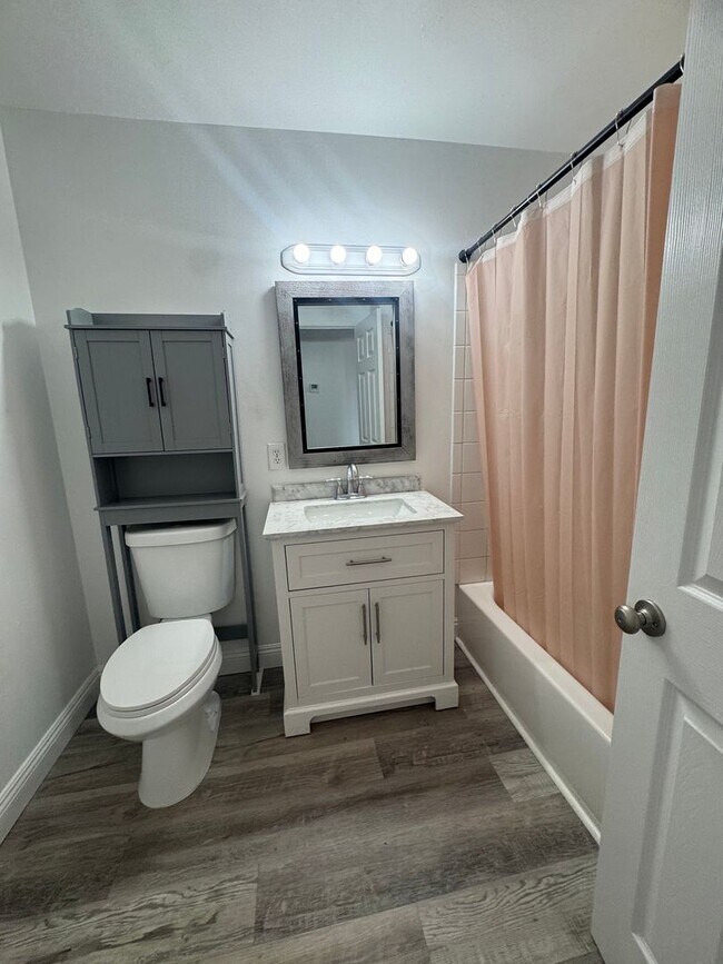 Building Photo - One bedroom, One bath. Downstairs unit. 89101