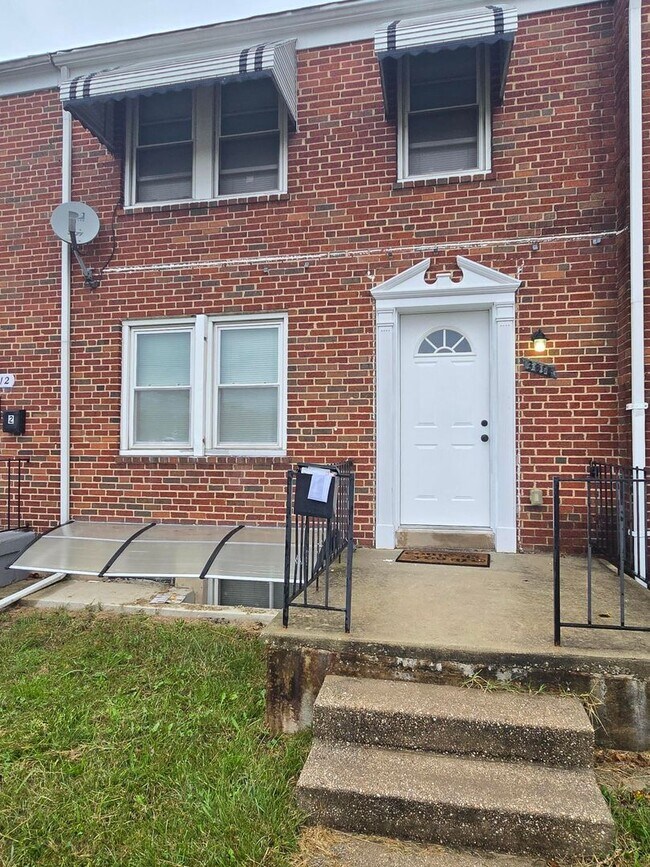 Building Photo - Beautiful 4 Bedroom 2 Bathroom East Baltimore Town Home