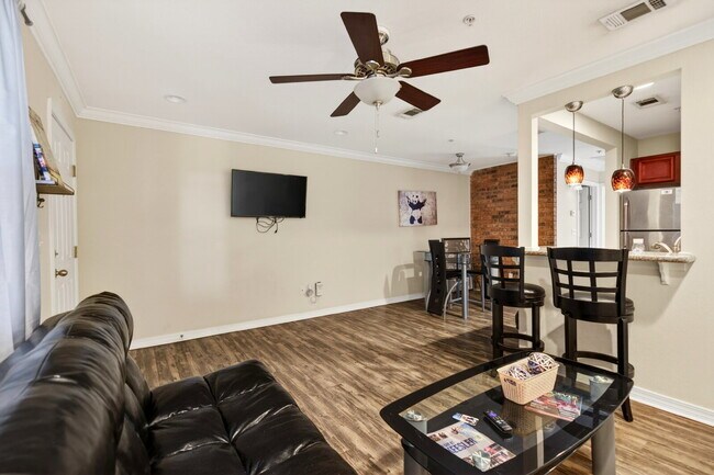 Building Photo - TDY Special! 1/1 fully furnished