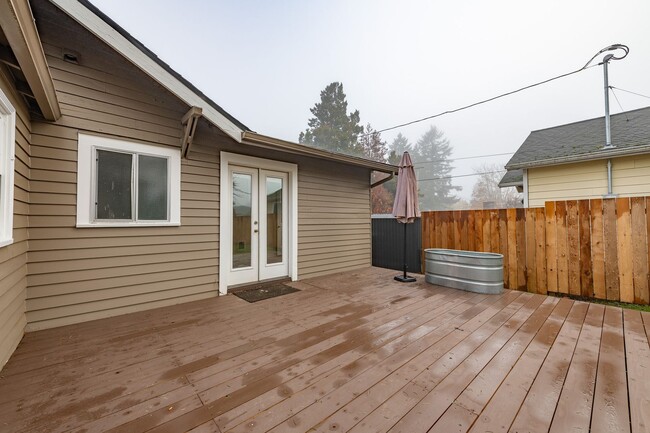 Building Photo - 11130 NE Knott St