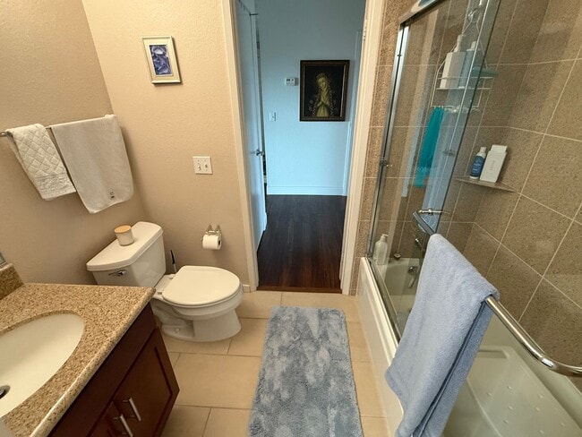 Building Photo - Hayward Condo 1 Bed/1 Bath Updated kitchen, lots of light and Bay views, dogs welcome