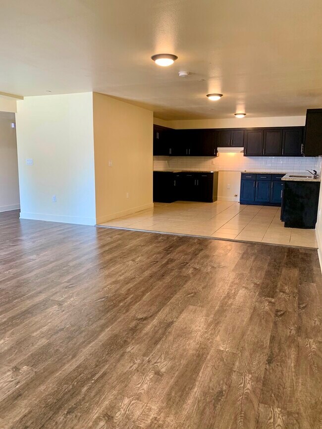 Building Photo - 1417 W 81st St