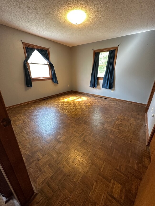 Building Photo - 905 Honeysuckle Ave